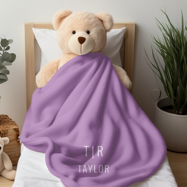 Cobertor De Velo Lilac e branco monograma moderno elegante (Lilac and white modern monogram elegant fleece blanket from Ricaso. Personalize with own text)