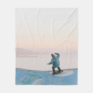 Cobertor De Velo Man in blue skateboarding on wall in beach