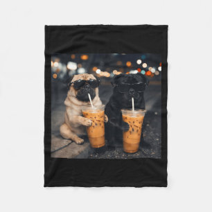Cobertor De Velo Meme engraçado de dois pugs bebendo café gelado 