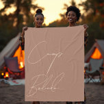 Cobertor De Velo Mocha Mousse Personalizada e Cream Tan Cozy Camp B<br><div class="desc">Enrole-se com calor e estilo com este luxuoso cobertor personalizado, projetado em 2025 Color of the Year, Mocha Mousse. Com elegante e personalizável texto de Cream Tan, este cobertor é perfeito para fins de semana, chás de panela ou noites confortáveis em torno da fogueira. Um na moda e uma manutenção...</div>