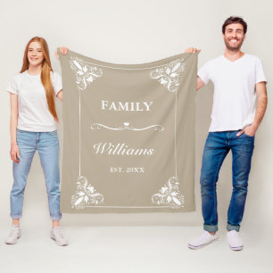 Cobertor De Velo Moldura Decorativa Bege e Branco Nome da Família P