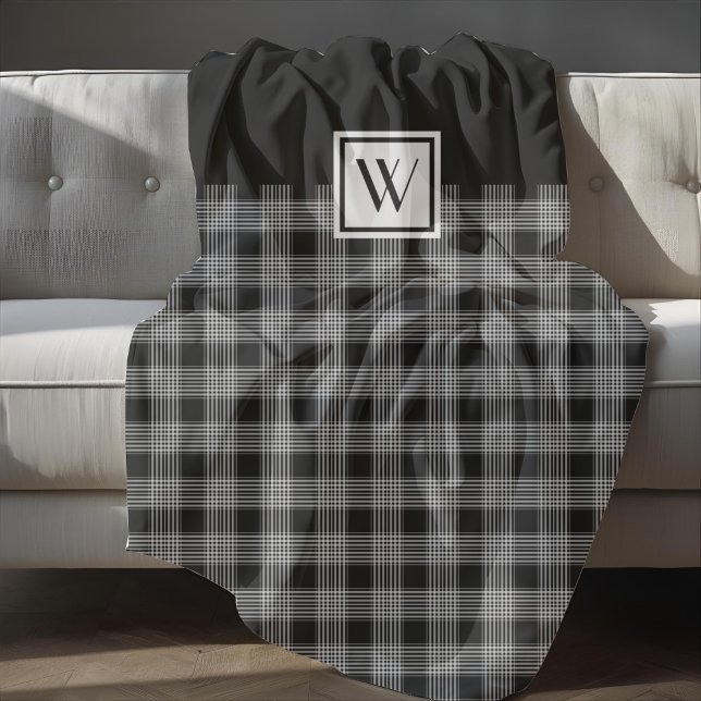 Cobertor De Velo Monograma de Verificação de Xadrez Preta e Branca  (Elegant Black And White Plaid Checks Monogram Fleece Blanket)