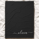 Cobertor De Velo Monograma Elegante Moderno e Branco Negro<br><div class="desc">Apresentando nossa Coleção de Monogramas Modernos Minimalistas Pretos e Brancos: adote simplicidade e sofisticação com nossos designs minimalistas, curados para elevar seu estilo sem esforço. Feita de olho na estética moderna, essa coleção apresenta designs negras e brancos elegantes, acentuados por monogramas personalizados. De papelaria chic a acessórios versáteis, nossa coleção...</div>