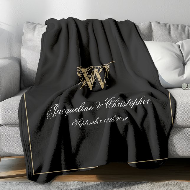 Cobertor De Velo Monograma personalizado elegante de nova guarnição (Gold monogram with white names on black fleece blanket)