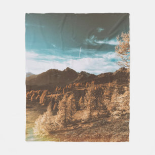 COBERTOR DE VELO MONTANHA ROCKY MARCADA SOB CÉU AZUL DURANTE O DIA