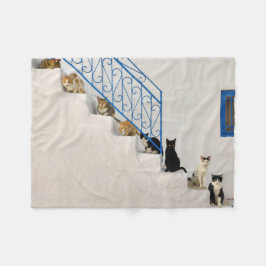 Cobertor De Velo Muitos gatos numa escada branca numa aldeia grega