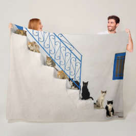Cobertor De Velo Muitos gatos numa escada branca numa aldeia grega