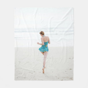 Cobertor De Velo Mulher caminhando na praia perto da praia