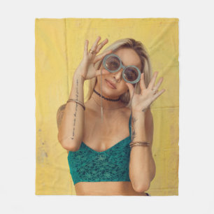Cobertor De Velo Mulher em bralette azul segurando óculos de sol c