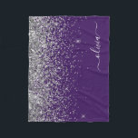 Cobertor De Velo Nome de Monograma Glitter Prata Roxo Menina<br><div class="desc">Cobertor de Fleece com Nome e Monograma de Brilho Falso Prata e Roxo. Isso torna o presente perfeito para aniversário de 16 anos,  casamento,  chá de noiva,  aniversário de casamento,  chá de bebê ou festa de despedida de solteira para alguém que ama glamour luxuoso e estilos chiques.</div>