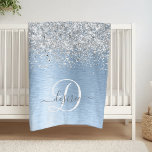 Cobertor De Velo Nome do Monograma da Glitter de Prata de Metal Bru<br><div class="desc">Personalize facilmente este design de cobertor de velo chico moderno,  com brilho prateado bonito em um fundo metálico azul escovado.</div>
