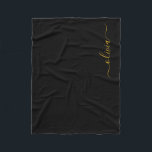 Cobertor De Velo Nome moderno em monograma dourado preto feminino<br><div class="desc">Cobertor de Fleece com monograma dourado e preto. Este é o presente perfeito para o aniversário de 16 anos,  casamento,  chá de panela,  aniversário de casamento,  chá de bebê ou despedida de solteira para alguém que ama luxo e estilos chiques.</div>