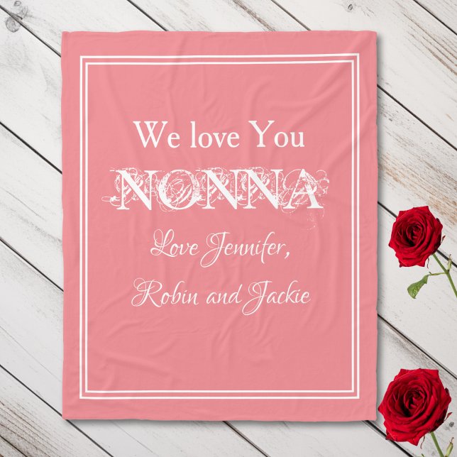 Cobertor De Velo "Nós Amo-Te NONNA" Nomes Personalizados Salmão ("We Love You NONNA" Personalized Names, White Script on Salmon Fleece Blanket.)