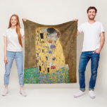 Cobertor De Velo O Beijo de Gustav Klimt<br><div class="desc">O Beijo de Gustav Klimt O Beijo é uma pintura de óleo na canvas com folhas de ouro, prata e platina adicionadas pelo pintor simbolista austríaco Gustav Klimt. Ela foi pintada em algum ponto em 1907 e 1908, no auge do que os estudiosos chamam de "Período Ouro". Apresentando tonalidades de...</div>