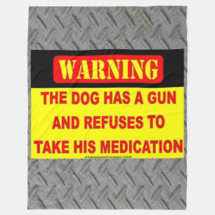 COBERTOR DE VELO O CACHORRO TEM UMA ARMA