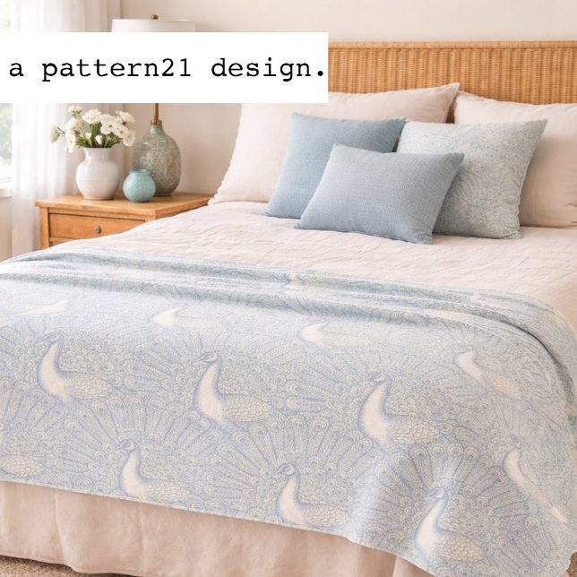 Cobertor De Velo padrão de pavão (Soft blue peacock fleece blanket inspired by vintage porcelain and timeless decorative design.)