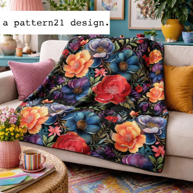 Cobertor De Velo padrão floral arrojado (Bold botanical florals bring vibrant color and cozy elegance to a modern living space.)