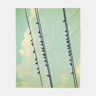 Cobertor De Velo Pássaros em fios, céu azul antigo.