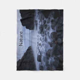 Cobertor De Velo Pebolhas e Rochas ao longo da costa oceânica