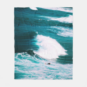 Cobertor De Velo Pessoa no surfboard com ondas oceânicas