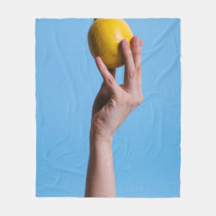 Cobertor De Velo Pessoa que segura limão