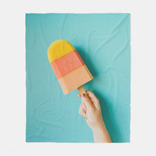 Cobertor De Velo Pessoa que segura picolé amarelo e rosa