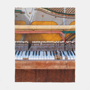 Cobertor De Velo piano antigo com a tampa desligada. Um dilapidado