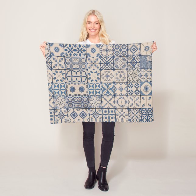 Cobertor De Velo Portuguese Azulejo Tile Fleece Blanket – Cozy Blue (In Situ)
