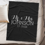 Cobertor De Velo Preto Cor Sólida, Sr. e Sra. Casamento Favoritos<br><div class="desc">Uma cor ousada com fontes chic faz uma peça de declaração para um favor de recepção. Os itens são mais fáceis de personalizar quando você substitui todos os textos e fotos primeiro. Se sua arte ainda precisar ser ajustada, clique no botão Personalizar este. Isso vai levá-lo a uma área de...</div>