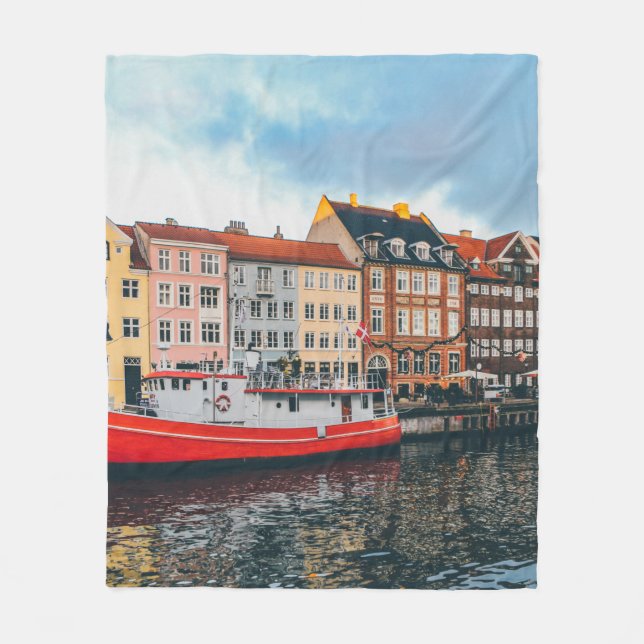 COBERTOR DE VELO RED AND WHITE CONCRETE BUILDING (Frente)