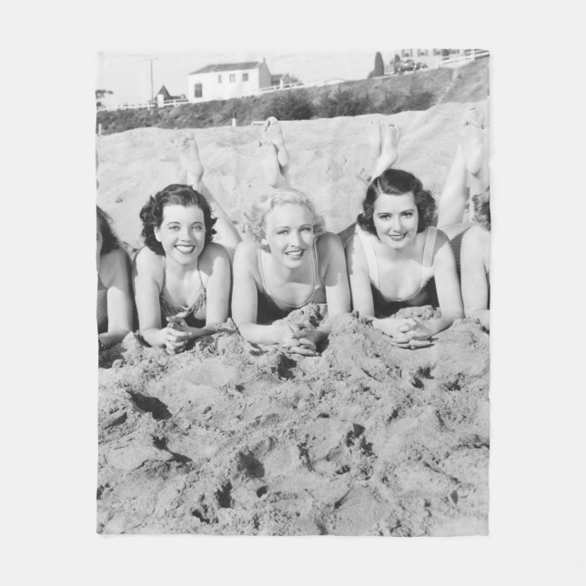 Cobertor De Velo Retrato de cinco jovens mulheres deitadas na praia (Frente)