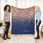Cobertor De Velo Rosa Rosa Cor-de-Rosa Rosa Dourada Monograma Azul<br><div class="desc">Rosa Dourado - Cor-de-rosa pincelado e Marinho Azul Faux Sparkle Nome do Monograma da Glitter e Folheto Inicial. Isto faz o doce e perfeito aniversário de 16 anos, casamento, chá de panela, aniversário, chá de fraldas ou festa de solteira presente para alguém que ama luxo de luxo e estilos quíticos....</div>