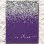 Cobertor De Velo Roxo Silver Glitter Girly Glam Monograma<br><div class="desc">Nome do Monograma do Script Glitter Glitter Silver e Purple Sparkle e Blanket de Fleece Inicial. Isto faz o doce e perfeito aniversário de 16 anos,  casamento,  chá de panela,  aniversário,  chá de fraldas ou festa de solteira presente para alguém que ama luxo de luxo e estilos quíticos.</div>