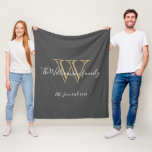 Cobertor De Velo Rustic New Gift Monograma Nome Inicial Chic<br><div class="desc">Rustic Newly Wds Deu Monograma Inicial Nome Chic Fleece Blanket. Faz um presente exclusivo para recém-casados ou para um presente de chá ou chá de panela. Adorável pela sua nova vida juntos, também por um presente de inauguração. Clique em personalizar este modelo para personalizá-lo com o seu sobrenome inicial, o...</div>