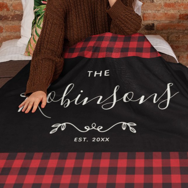 Cobertor De Velo Script Moderno Russo da Família de Xadrezes Red Bu (Our modern rustic fleece blanket, featuring red buffalo plaid and personalized family name!
)