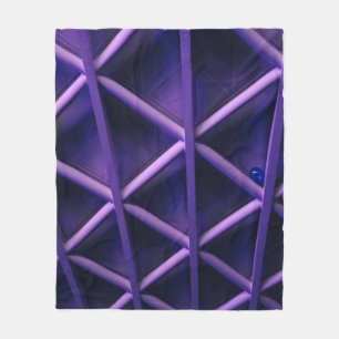 Cobertor De Velo Um teto violeta com um padrão cruzado nítido; um