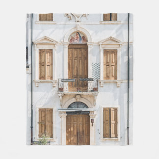 COBERTOR DE VELO WHITE CONCRETE BUILDING WITH WOODEN DOORS AND WIND