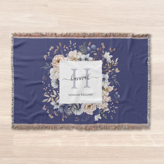 Cobertor Elegant Monogram Pretty Beige Blue Flowers Floral (In situ)