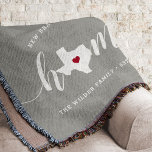 Cobertor Estado do Texas Home Personalizado<br><div class="desc">Mostre algum orgulho do estado de casa com esta fofa cinza rustica lançando cobertor com "home" em letras brancas de escrita de caligrafia com um mapa da silhueta do estado do Texas em pé para a letra "O". Um dentro cor-de-rosa para ilustração cardíaca no mapa do estado completa o design;...</div>