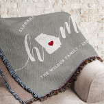 Cobertor Estado inicial da Geórgia personalizado<br><div class="desc">Mostre algum orgulho do estado de origem com este bonitinho cobertor de cinzas rústicas que apresenta "casa" em letras brancas de escrita de caligrafia com um mapa da silhueta do estado da Geórgia em pé para a letra "O". Um dentro de ilustração do coração vermelho no mapa do estado completa...</div>