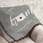 Cobertor Estado inicial de Oklahoma personalizado<br><div class="desc">Mostre algum orgulho do estado de casa com esta fofa cinza rustica jogando cobertor com "casa" em letras brancas de escrita de caligrafia com um mapa da silhueta do estado de Oklahoma em pé para a letra "O". Um dentro de ilustração do coração vermelho no mapa do estado completa o...</div>