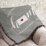 Cobertor Estado inicial do Dakota do Sul Personalizado<br><div class="desc">Mostre algum orgulho do estado doméstico com esta fofinha cinza rustica jogando cobertor com "casa" em letras brancas de escrita de caligrafia com um mapa da silhueta do estado de Dakota do Sul em pé para a letra "O". Um dentro de ilustração do coração vermelho no mapa do estado completa...</div>