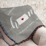 Cobertor Estado inicial do Kansas Personalizado<br><div class="desc">Mostre algum orgulho do estado doméstico com esta fofinha cinza rustica jogando cobertor com "casa" em letras brancas de escrita de caligrafia com um mapa da silhueta do estado de Kansas em pé para a letra "O". Um dentro de ilustração do coração vermelho no mapa do estado completa o design;...</div>