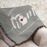 Cobertor Estado inicial do Michigan personalizado<br><div class="desc">Mostre algum orgulho do estado de casa com esta fofa cinza rustica lançando cobertor com "casa" em letras brancas de escrita de caligrafia com um mapa da silhueta do estado de Michigan em pé para a letra "O". Um dentro de ilustração do coração vermelho no mapa do estado completa o...</div>