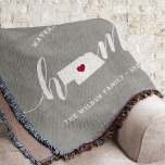 Cobertor Estado inicial do Nebraska Personalizado<br><div class="desc">Mostre algum orgulho do estado de casa com esta fofa cinza rustica lançando um cobertor com "home" em letras brancas de escrita de caligrafia com um mapa da silhueta do estado de Nebraska em pé para a letra "O". Um dentro de ilustração do coração vermelho no mapa do estado completa...</div>