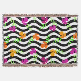 Cobertor flores sobre fundo ondulado preto e branco