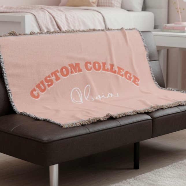Cobertor Folheto do Nome da Faculdade Personalizada Retroat (Stay cozy in your college dorm with this Orange Retro Bold Custom College Name Blanket!)
