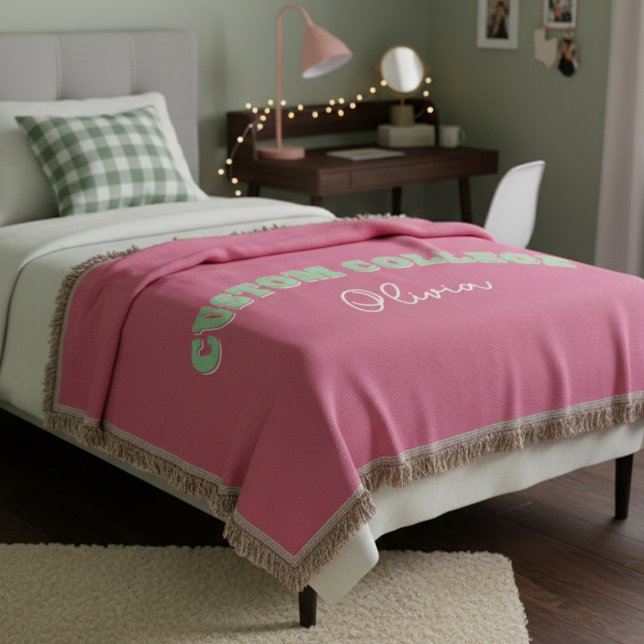 Cobertor Folheto do Nome da Faculdade Personalizada Retroat (Stay cozy in your college dorm with this Pink Retro Bold Custom College Name Blanket!)