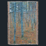 Cobertor Gustav Klimt Beech Tree Grove<br><div class="desc">Isto é baseado em trabalhos de arte clássicos de pintura natural de Gustav Klimt, Beech Grove 1, 1902. O trabalho de arte retrata uma floresta densa de pássaros altos e finos, com troncos pálidos marcados por linhas escuras e verticais. A folhagem é representada em tons azuis, verdes e amarelos, acrescentando...</div>