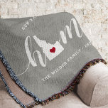 Cobertor Idaho Home State Personalizado<br><div class="desc">Mostre algum orgulho do estado de casa com este bonitinho cobertor de cinzas rústicas que apresenta "casa" em letras brancas de escrita de caligrafia com um mapa da silhueta do estado de Idaho em pé para a letra "O". Um dentro de ilustração do coração vermelho no mapa do estado completa...</div>